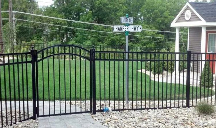 Aluminum pool fencing