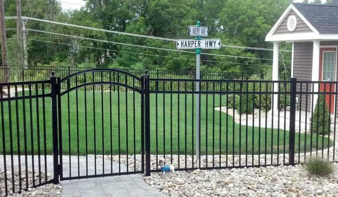 how much does 200 feet of aluminum fence cost