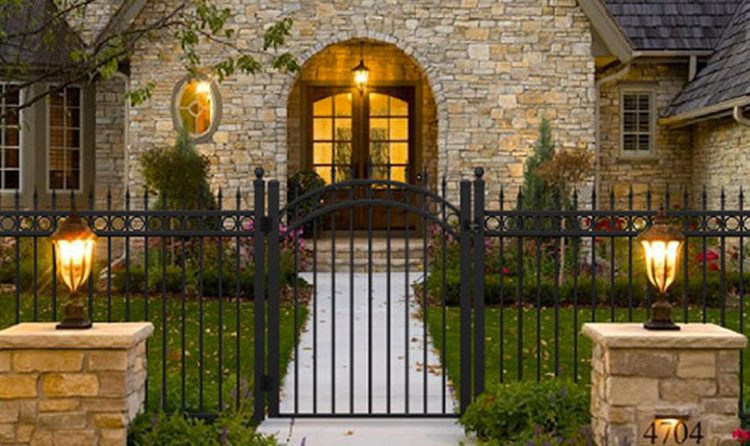 How Much Does It Cost to Install Aluminum Fence Panels With a Gate?