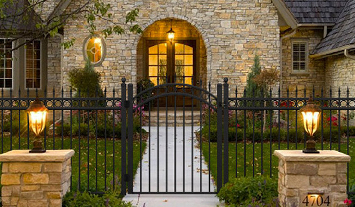 How Much Does It Cost to Install Aluminum Fence Panels With a Gate?
